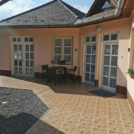 Patakparti Vendeghaz- - Kulcsos Haz Haromhuta